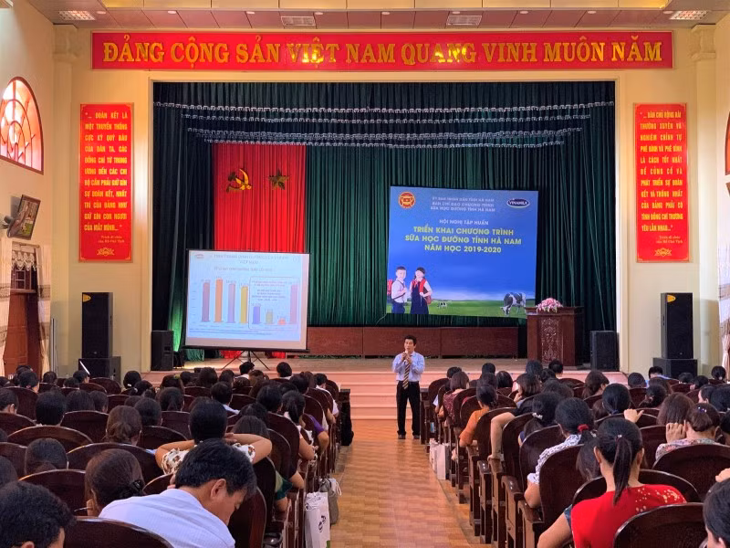 tre em tinh ha nam hao hung tham gia le phat dong chuong trinh sua hoc duong