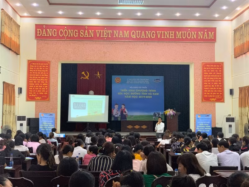 tre em tinh ha nam hao hung tham gia le phat dong chuong trinh sua hoc duong