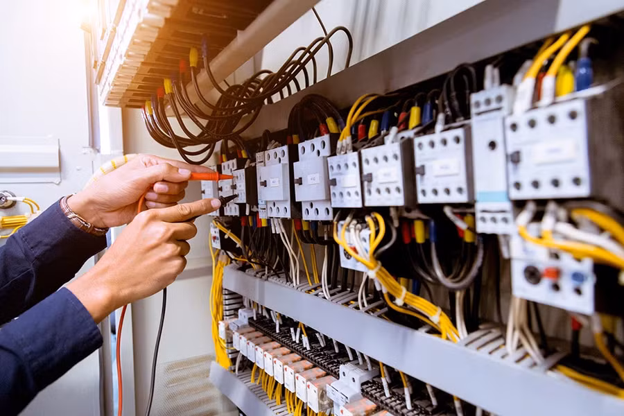 Nhiều người bắt đầu theo học ngành kỹ thuật điện hoặc cơ khí. (Ảnh: ITN)