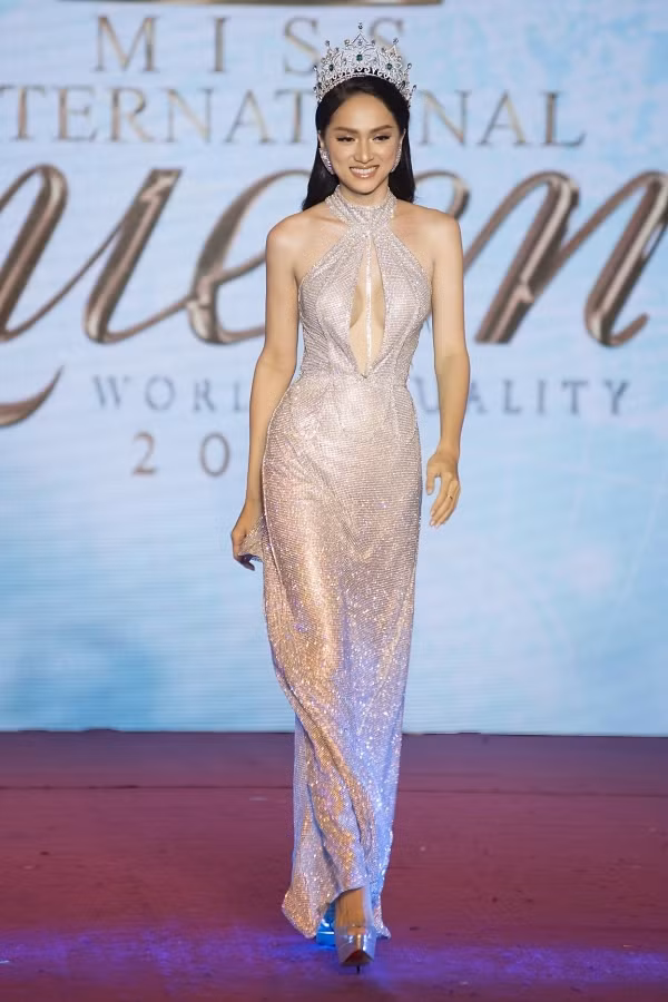 Hương Giang đang có mặt tại Thái Lan đồng hành cùng các thí sinh Hoa hậu Chuyển giới Quốc tế 2019. Tối 8/3, cô sẽ trao lại vương miện, khép lại một năm nhiệm kỳ nhiều dấu ấn. Tối 8/3, Hương Giang sẽ trao lại vương miện Hoa hậu Chuyển giới Quốc tế, khép lại một năm nhiệm kỳ nhiều dấu ấn.