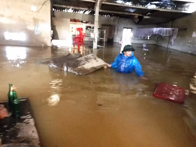 Gia đình anh Nguyễn Văn Nam nhà ngập trong nước lũ.