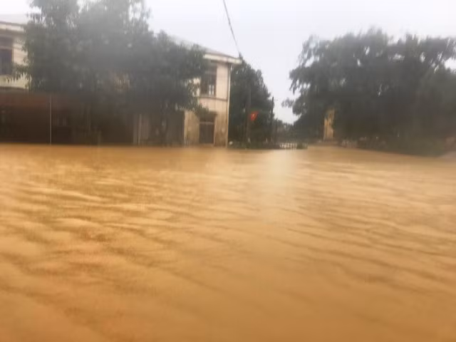 Ngã ba xã Phương Mỹ nước đã ngập trắng đường vào xã.