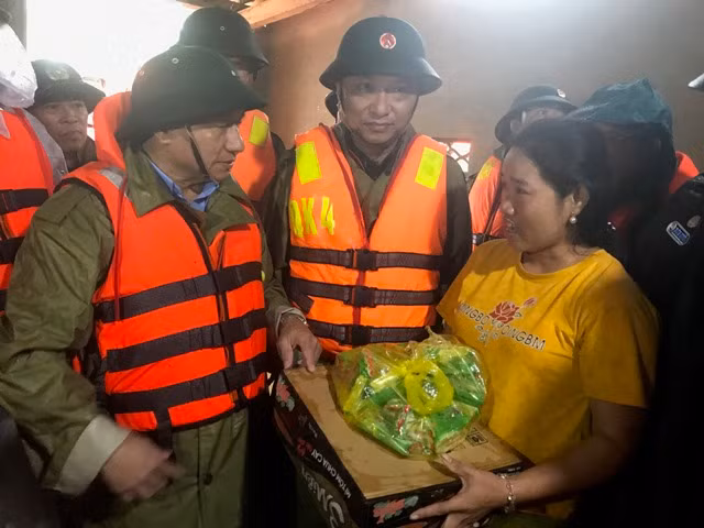 Bí thư Tỉnh ủy tặng quà cho hộ dân bị ngập nước.