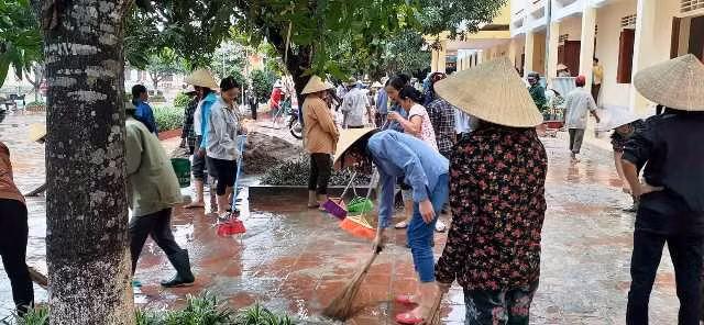 Căng mình để tổng vệ sinh trường lớp