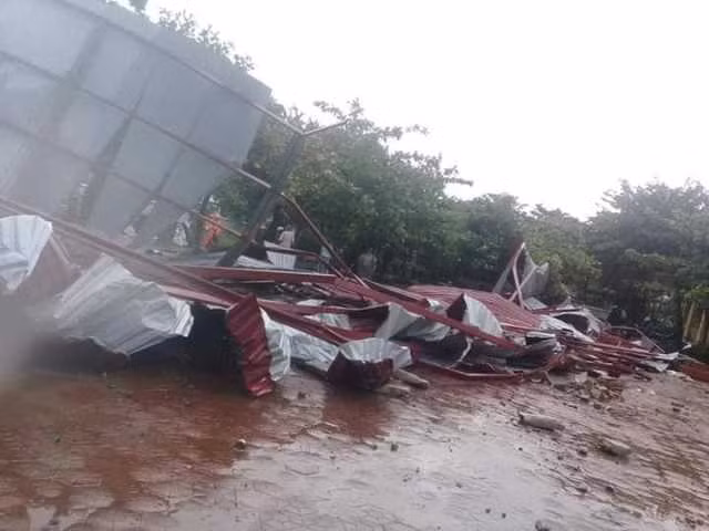 Hà Tĩnh: Trường học tan hoang vì lốc xoáy ngay trước năm học mới