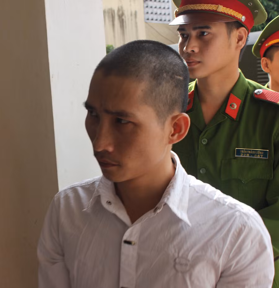Bị cáo Lê Đức Đệ được lực lượng công an dẫn đến xét xử tại phiên tòa sáng 22/5