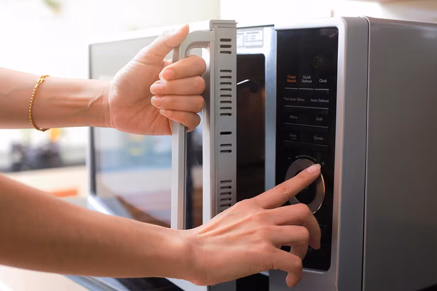 Những sai lầm khi dùng lò vi sóng nếu biết bạn cũng phải giật mình - Ảnh 1.