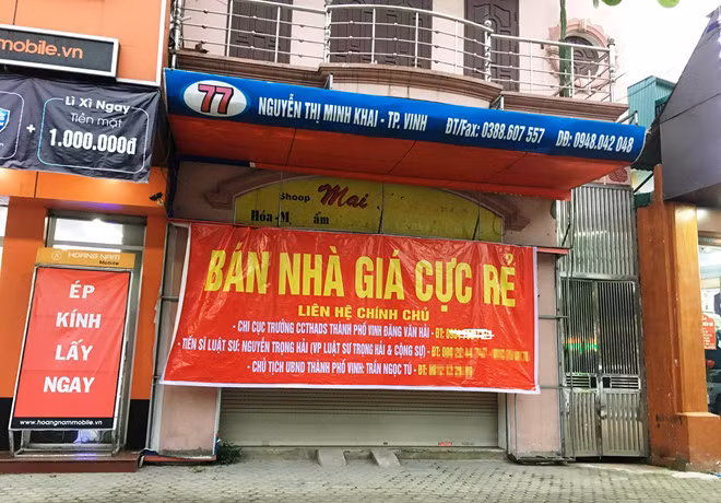 Ten Chu tich UBND TP Vinh in tren bang ron rao 