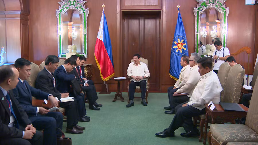 Phó Thủ tướng Phạm Bình Minh hội kiến Tổng thống Philippines Duterte. (Ảnh do Bộ Ngoại giao cung cấp)