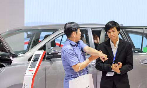 Khách hàng xem xe tại một sự kiện. Khách hàng xem xe tại một sự kiện.