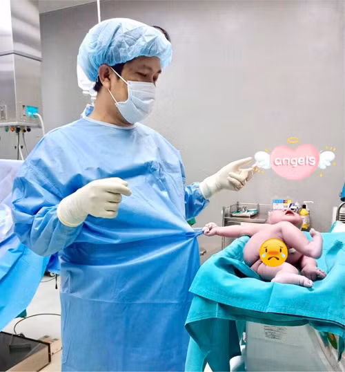 Cháu đang ngủ ngon lành trong bụng mẹ, bác sĩ lại đưa cháu ra ngoài làm gì vậy?