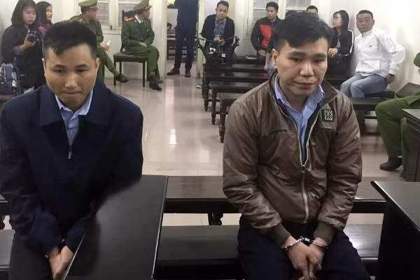 Bị cáo Nguyễn Việt Cường và Phạm Đức Thế Châu Việt Cường chắp tay xin lỗi mẹ cô gái xấu số