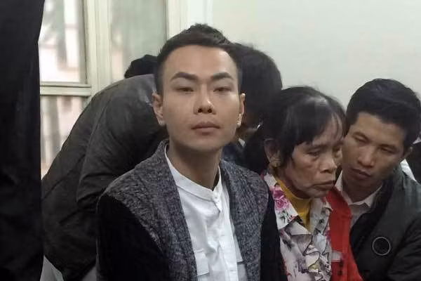 Đoàn Quý Nguyên (tức ca sĩ Nam Khang) đến tòa với tư cách người làm chứng Châu Việt Cường chắp tay xin lỗi mẹ cô gái xấu số