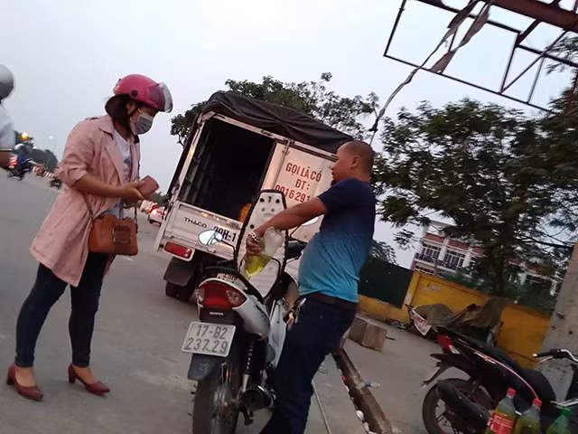 Hà Nội: Người dân "cắn răng" mua gần 35.000 đồng/lít xăng