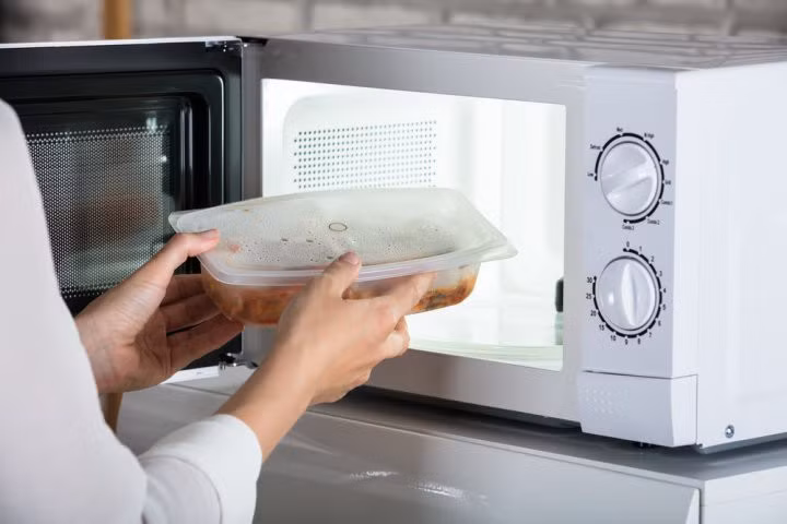 Những sai lầm khi dùng lò vi sóng nếu biết bạn cũng phải giật mình - Ảnh 4.