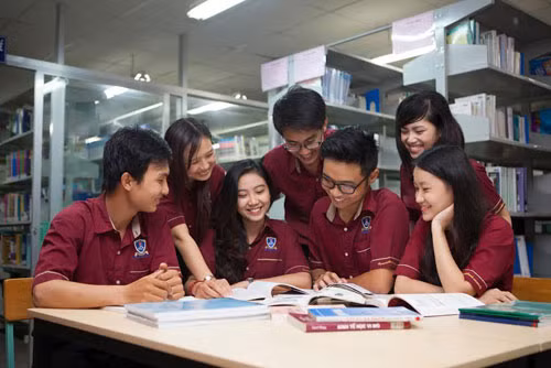 Sinh viên Trường Đại học Nguyễn Tất Thành học tại thư viên nhà trường