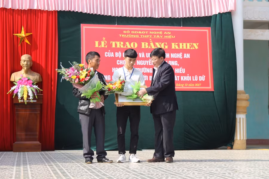 Trao bằng khen của UBND tỉnh cho nam sinh dũng cảm cứu người