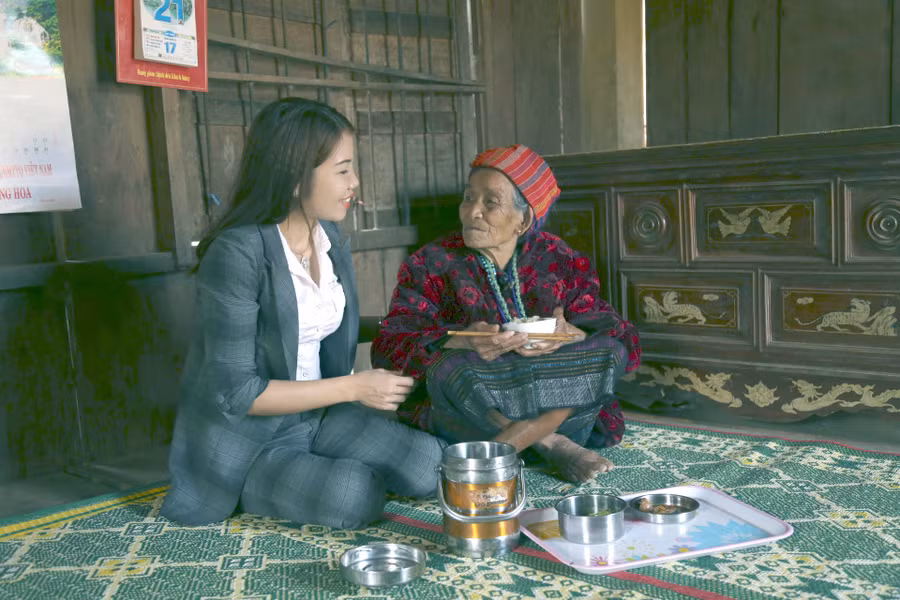 Giáo viên Trường Tiểu học Hướng Phùng hàng ngày tới chăm lo từng bữa ăn, giấc ngủ cho mẹ Miết Ảnh: T.G