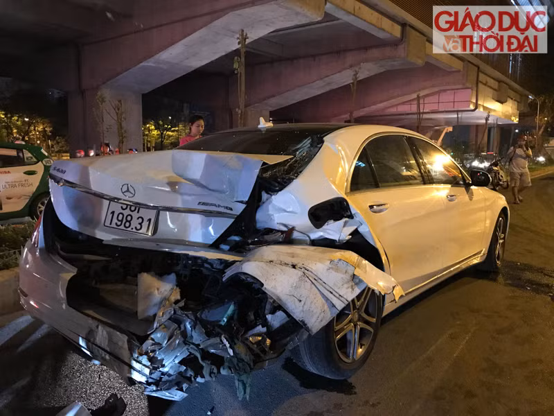 Chiếc Mercedes bị hư hại hoàn toàn phần đuôi xe. Chiếc Mercedes bị hư hại hoàn toàn phần đuôi xe.