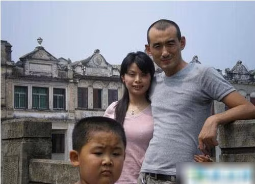Hãy làm cho thằng bé liên quan đến bức ảnh với.