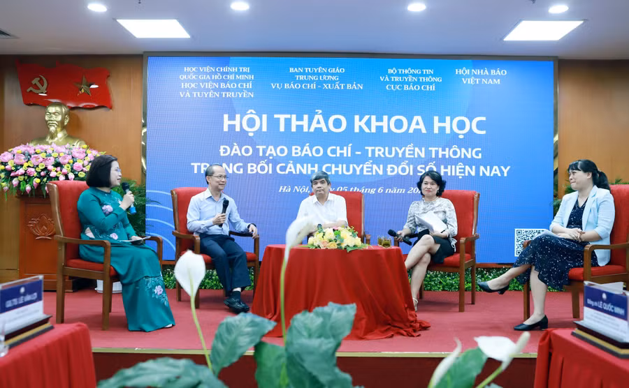Các đại biểu khách mời cùng tham gia tọa đàm tại hội thảo. 