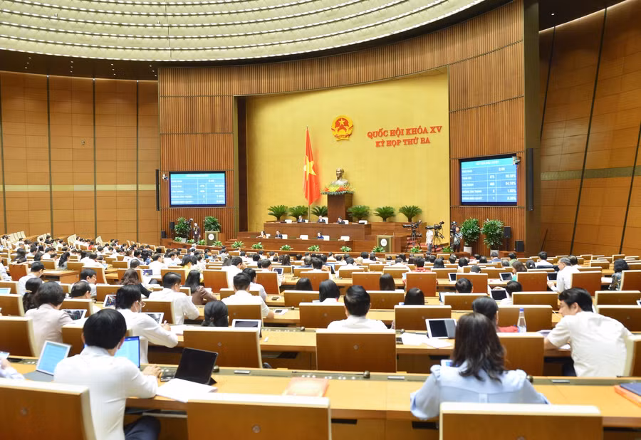 Đại biểu Quốc hội biểu quyết thông qua 2 nghị quyết thành lập đoàn giám sát chuyên đề của Quốc hội năm 2023.
