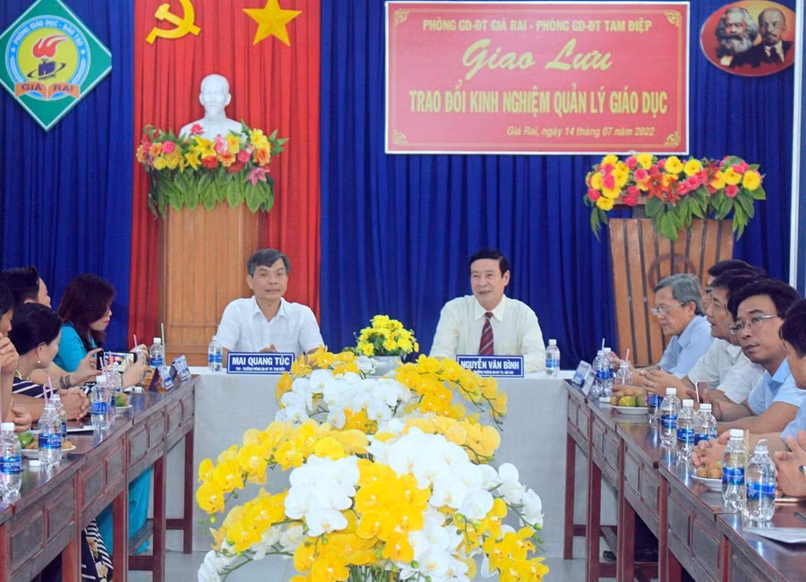 Đồng chí Mai Quang Túc – Trưởng phòng Giáo dục và Đào tạo cùng đoàn cán bộ QLGD TP Tam Điệp tham gia học tập, trao đổi kinh nghiệm tại Phòng GDĐT Thị xã Giá Rai tỉnh Bạc Liêu.