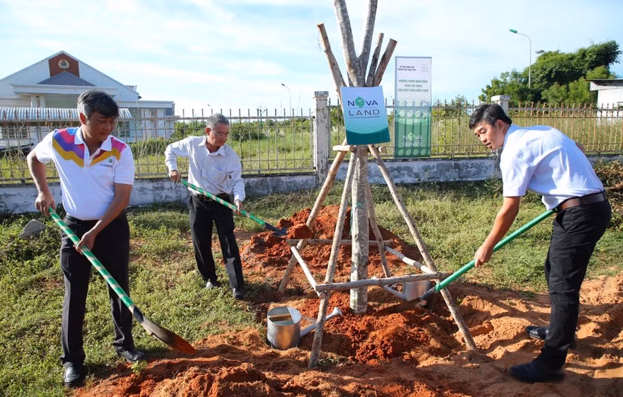 Đại diện Lãnh đạo thành phố Phan Thiết và nhân viên Novaland tiến hành trồng cây, hưởng ứng chương trình hành động “Triệu cây xanh cho cuộc sống bừng sáng”.
