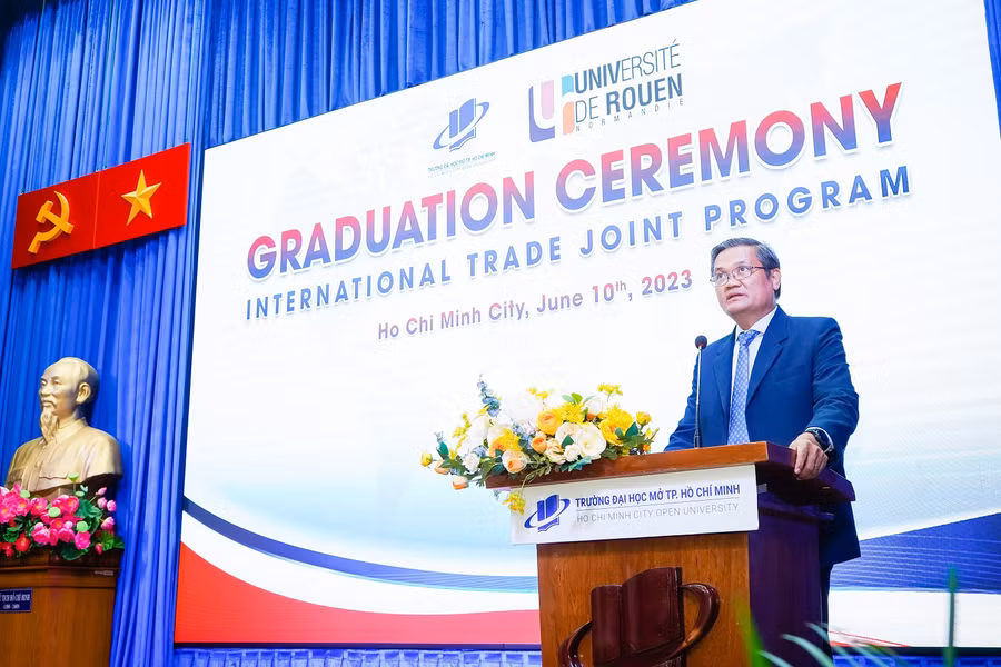 GS.TS Nguyễn Minh Hà, Hiệu trưởng Trường ĐH Mở TPHCM phát biểu tại buổi lễ. GS.TS Nguyễn Minh Hà, Hiệu trưởng Trường ĐH Mở TPHCM phát biểu tại buổi lễ.