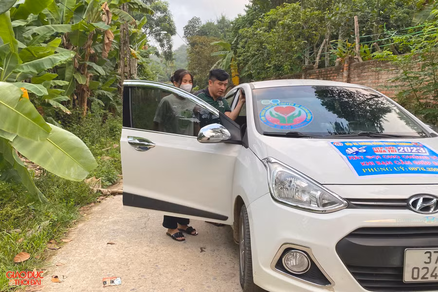 Anh Nguyễn Phùng Úy đến tận nhà đưa em Nguyễn Thị Huệ đến điểm thi. Ảnh: NVCC.