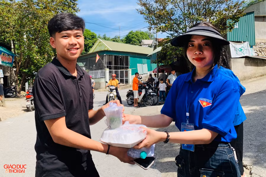 Niềm vui của các em khi nhận được những suất cơm ngon, đầy đủ chất dinh dưỡng. Ảnh: XTP