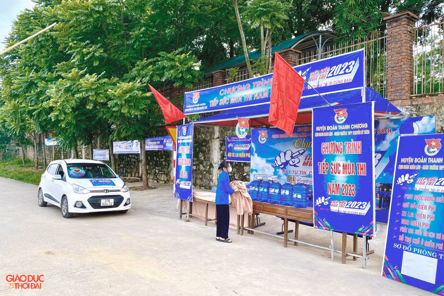 Xe ô tô của anh Úy túc trực tại điểm thi Trường THPT Nguyễn Sỹ Sách để đưa, đón thí sinh có nhu cầu. Ảnh: VNCC.