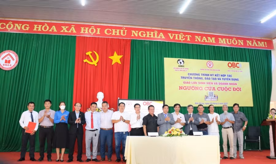 Đại diện các bên tại lễ Ký kết hợp tác truyền thông, đào tạo và tuyển dụng giữa Trường Cao đẳng Cộng đồng Đắk Nông với các doanh nghiệp