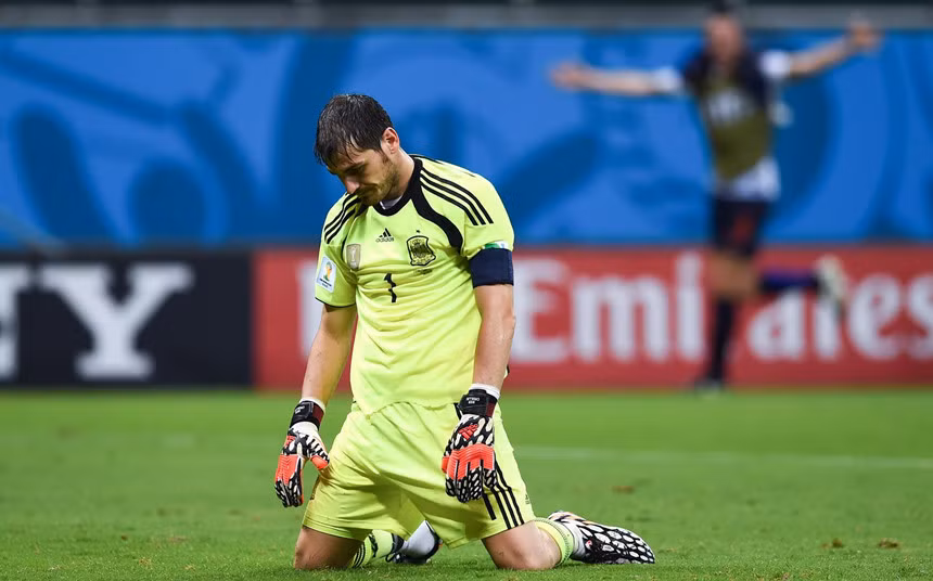 Cái kết buồn cho huyền thoại Iker Casillas ảnh 4 Iker Casillas giai nghe: Cai ket buon cho mot huyen thoai hinh anh 7