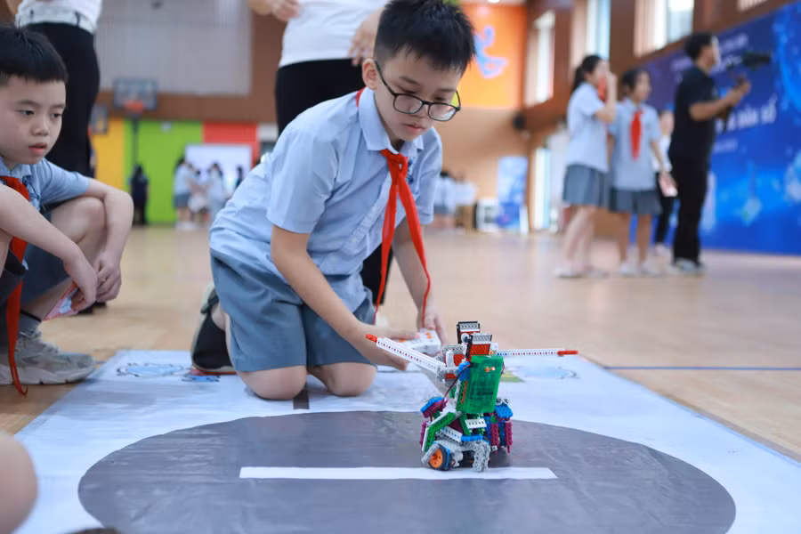 Mô hình robot thông minh luôn thu hút sự quan tâm của đông đảo học sinh.