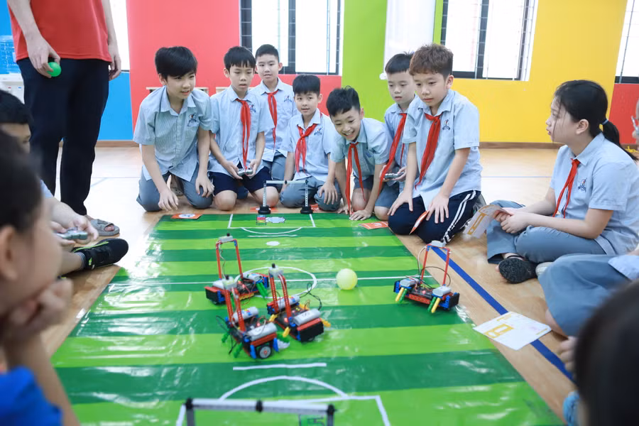Học sinh hào hứng khi được trải nghiệm cùng các mô hình robot thông minh.