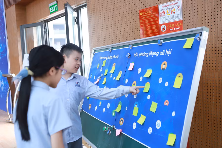 Mạng xã hội được mô tả dưới hình thức mô hình hóa để học sinh có hiểu biết cơ bản và kĩ năng về thông tin và dữ liệu. Các con sẽ tạo các giấy note ghi lời nhắn, dính lên bảng mô tả bức tường mạng xã hội, kết hợp định vị trí trên bản đồ.