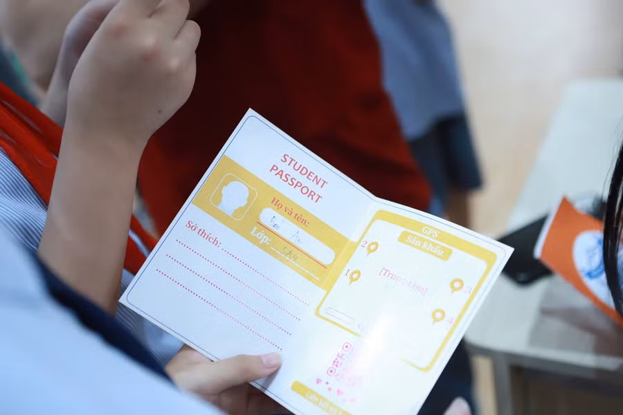 Tại chặng 1, học sinh nhận được thẻ tích hợp thông tin số hóa ban đầu (passport) để thực hiện các hoạt động cá nhân và có nơi truy cập thông tin sau sự kiện.