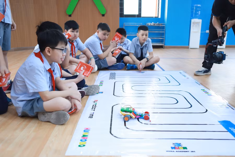 Mỗi chặng đều đặt ra những trò chơi để học sinh trải nghiệm, khám phá.