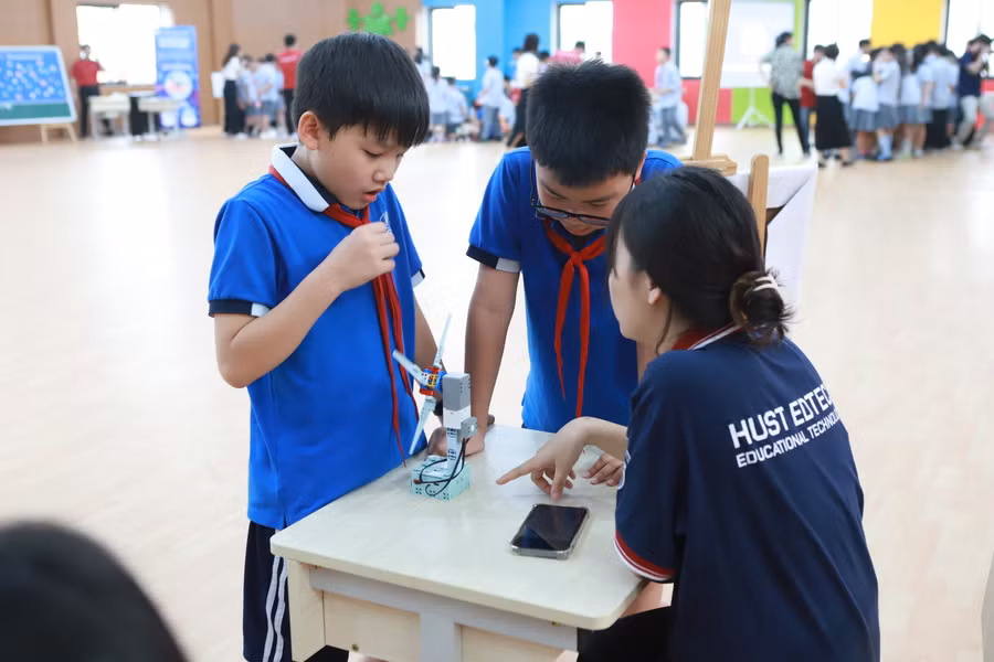 Học sinh làm quen với mô hình quạt điện thông minh.