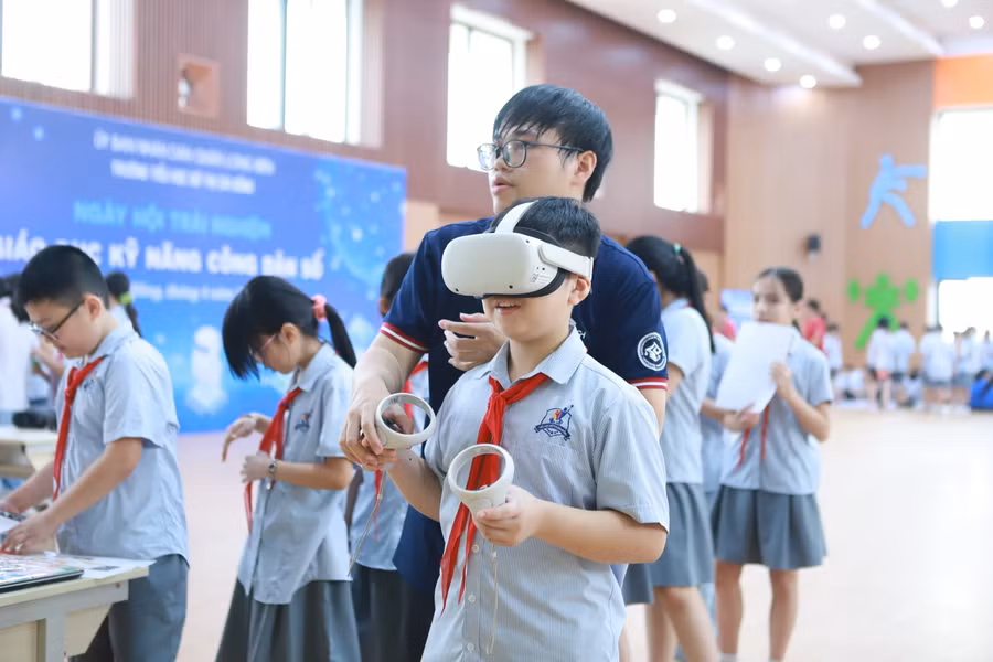 Học sinh trải nghiệm công nghệ thực tế ảo.