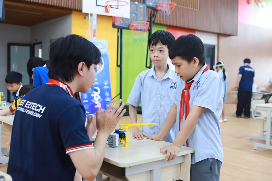 Tại đây, học sinh cũng được giới thiệu về một số sản phẩm lập trình thông minh với cảm biến (chuyển động, sóng âm, hồng ngoại): Alpha mini, Smart life, Giàn phơi thông minh...