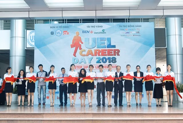 Ban tổ chức cắt băng khai mạc ngày hội UCD 2018