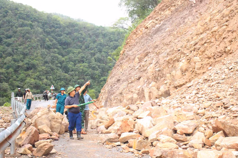 Điểm sạt lở trên Tỉnh lộ 543D vào xã Mường Típ, huyện Kỳ Sơn. (Ảnh: Tuyên giáo Kỳ Sơn).