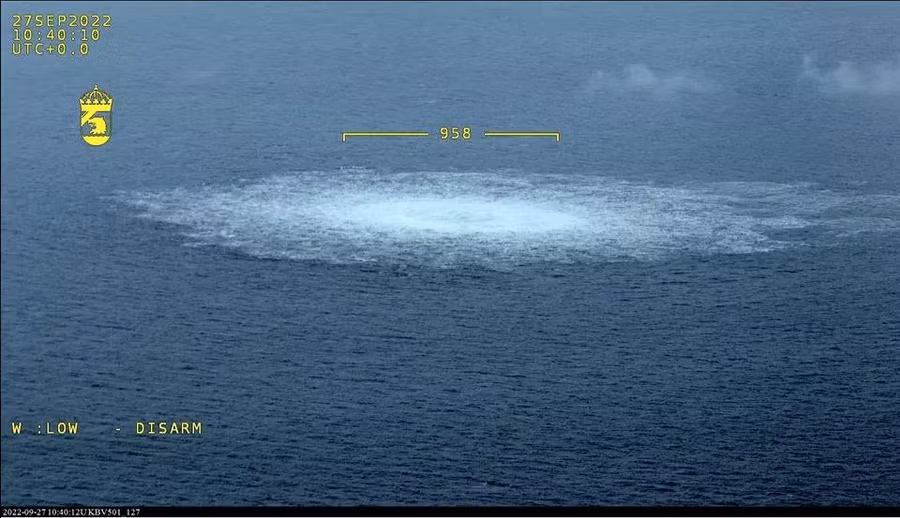 Bọt khí nổi lên thành một vùng rộng trên khu vực đường ống dẫn khí bị phá hủy
