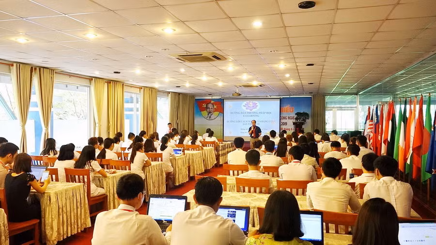 Hơn 90% các khóa bồi dưỡng GV được tiến hành theo hình thức hội thảo - tập huấn