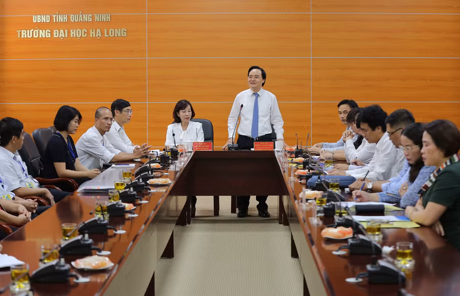 Bộ trưởng Phùng Xuân Nhạ phát biểu tại buổi làm việc với trường ĐH Hạ Long. Ảnh : Xuân Phú
