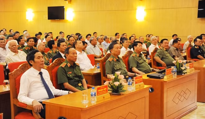 Các đại biểu dự buổi lễ.