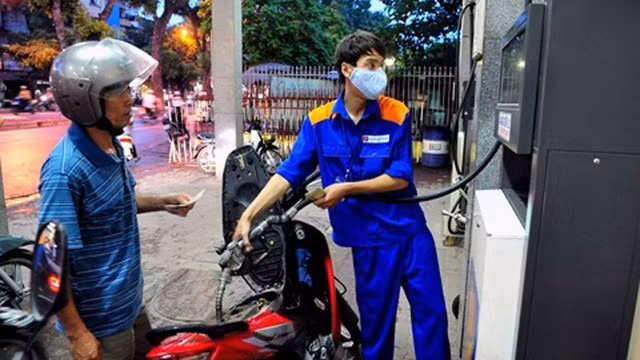 Nhân viên Petrolimex đang bán xăng cho khách. Ảnh: Thành Nguyễn.