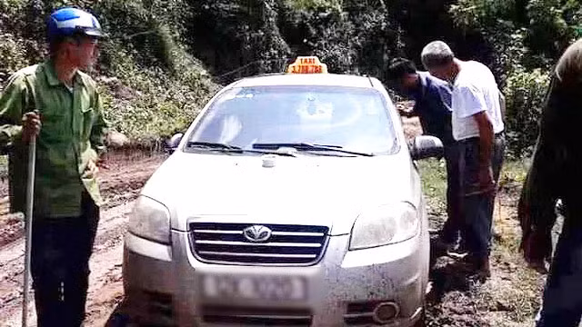 Chiếc xe taxi bị bỏ lại tại xã Bắc Phong, huyện Phù Yên (Sơn La) sau khi các đối tượng vượt sông Đà lẩn trốn (Ảnh: Tiền phong)